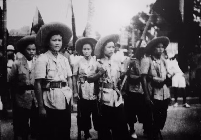 Nữ du kích, tự vệ giải phóng quân ở chiến khu về Hà Nội dự lễ độc lập, ngày 2-9-1945