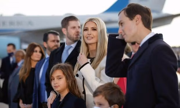 Các thành viên gia đình tại buổi lễ ông Donald Trump rời Nhà Trắng hồi tháng 1-2021 Các thành viên gia đình tại buổi lễ ông Donald Trump rời Nhà Trắng hồi tháng 1-2021