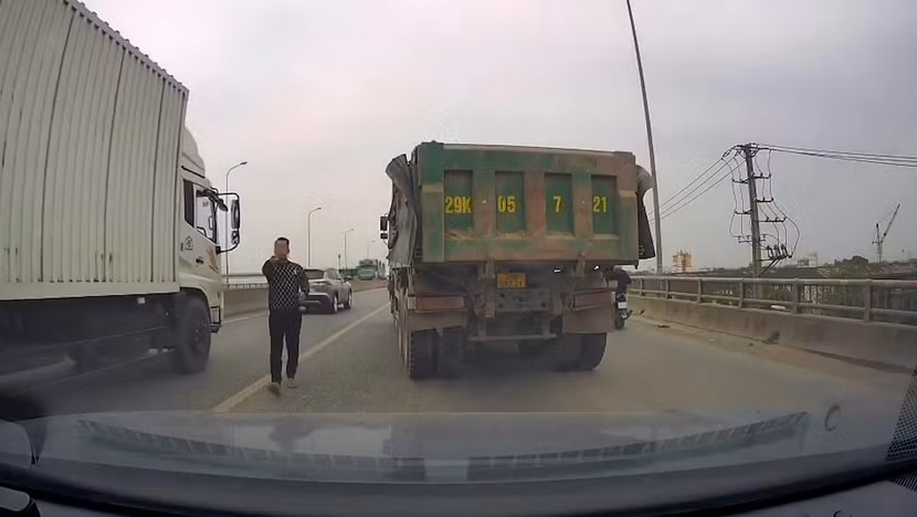 Cơ quan Công an tìm người liên quan vụ xe tải chèn ép ô tô con trên cầu vượt Bắc Hồng ảnh 1 Cơ quan Công an tìm người liên quan vụ xe tải chèn ép ô tô con trên cầu vượt Bắc Hồng ảnh 1