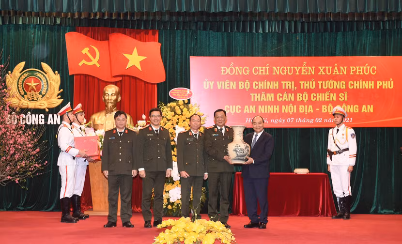Thủ tướng Nguyễn Xuân Phúc tới thăm hỏi, động viên, kiểm tra công tác ứng trực, sẵn sàng chiến đấu và chúc Tết cán bộ, chiến sĩ Cục An ninh nội địa Thủ tướng Nguyễn Xuân Phúc tới thăm hỏi, động viên, kiểm tra công tác ứng trực, sẵn sàng chiến đấu và chúc Tết cán bộ, chiến sĩ Cục An ninh nội địa