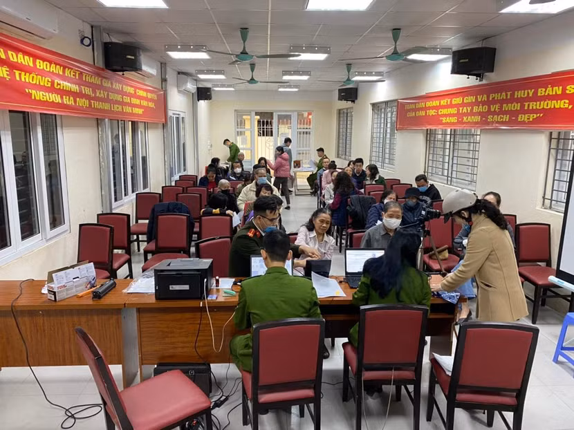 Công an phường Vĩnh Tuy phối hợp cùng Đội Quản lý hành chính CAQ Hai Bà Trưng tiến hành cấp căn cước lưu động phục vụ nhân dân Công an phường Vĩnh Tuy phối hợp cùng Đội Quản lý hành chính CAQ Hai Bà Trưng tiến hành cấp căn cước lưu động phục vụ nhân dân