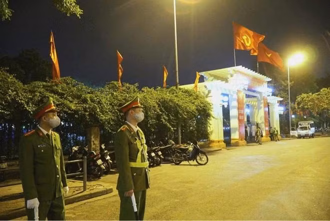 Một chốt trực trước cổng Công viên Thống Nhất, quận Hai Bà Trưng, tối Giao thừa