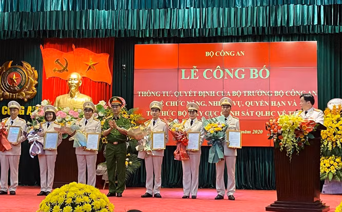 Thiếu tướng Nguyễn Duy Ngọc trao quyết định về chức năng, nhiệm vụ, quyền hạn và tổ chức bộ máy của Cục Cảnh sát Quản lý hành chính về trật tự xã hội
