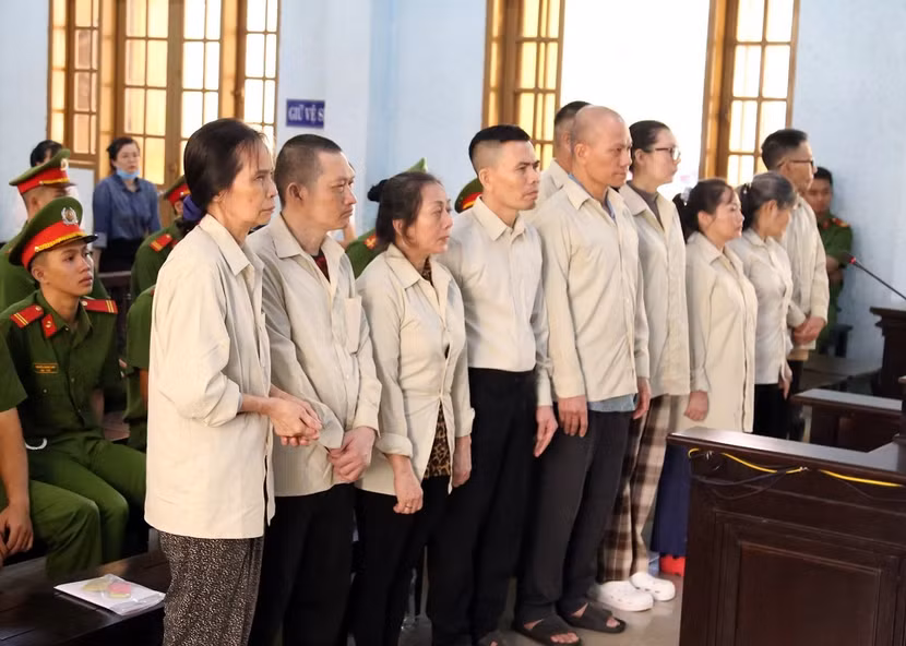 Bị cáo Phan Thị Thảo (bên trái ngoài cùng) và các đồng phạm tại phiên tòa Bị cáo Phan Thị Thảo (bên trái ngoài cùng) và các đồng phạm tại phiên tòa