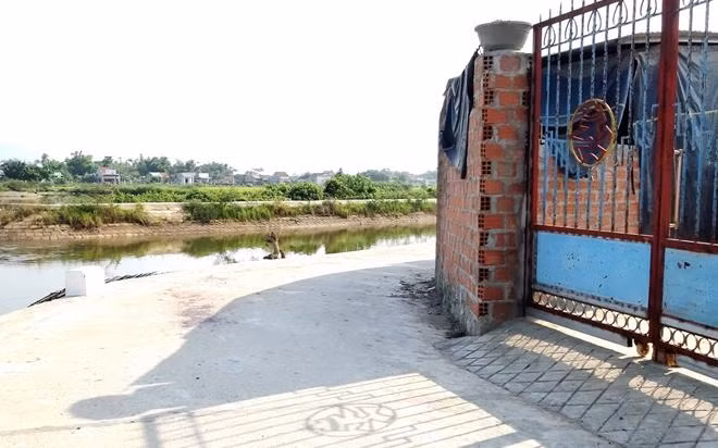 Hiện trường vụ trọng án trước cửa nhà nạn nhân Hiện trường vụ trọng án trước cửa nhà nạn nhân
