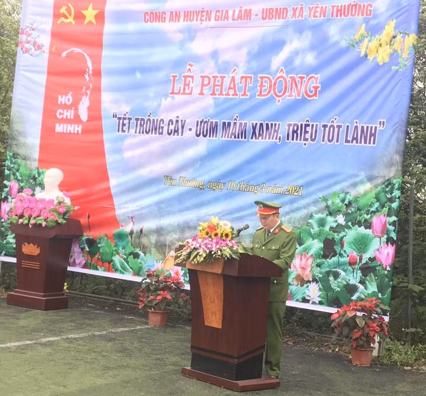 Thượng tá Phạm Văn Hậu - Bí thư Đảng ủy, Trưởng CAH Gia Lâm phát biểu tại buổi lễ