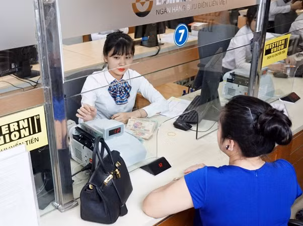 Thời gian qua, các ngân hàng liên tục giảm cả lãi suất huy động lẫn lãi suất cho vay Thời gian qua, các ngân hàng liên tục giảm cả lãi suất huy động lẫn lãi suất cho vay
