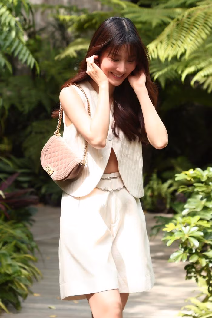 Diễm My cho biết, bộ ảnh được chụp khá ngẫu hứng trong những ngày đẹp trời. Được diễn trước ống kính của người bạn thân, tâm thế cô lúc nào cũng cảm thấy vô cùng thoải mái và hứng khởi