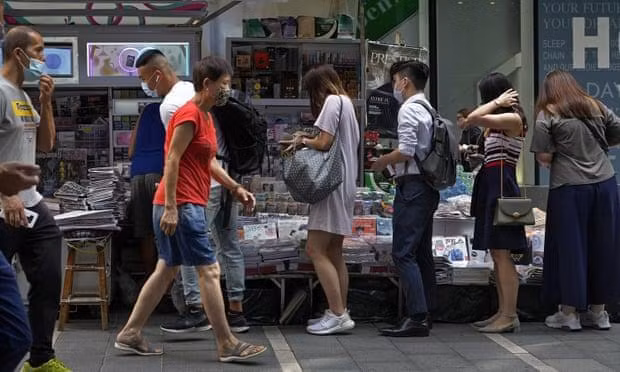 Chủ một quầy báo ở Mongkok cho biết, bình thường ông bán được 60 tờ Apple Daily, nhưng ngày 18-6 đã bán được 1.800 bản trước buổi sáng