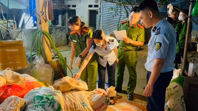 Lực lượng liên ngành kiểm tra các kho hàng