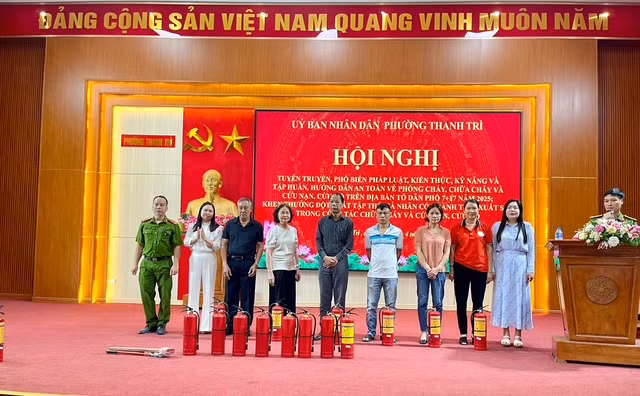 Biểu dương những tập thể, cá nhân có thành tích trong công tác PCCC&CNCH Biểu dương những tập thể, cá nhân có thành tích trong công tác PCCC&CNCH