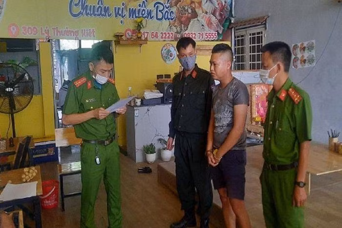 Lực lượng chức năng Công an tỉnh Quảng Nam khám xét khẩn cấp nơi ở của đối tượng L.Q.P Lực lượng chức năng Công an tỉnh Quảng Nam khám xét khẩn cấp nơi ở của đối tượng L.Q.P