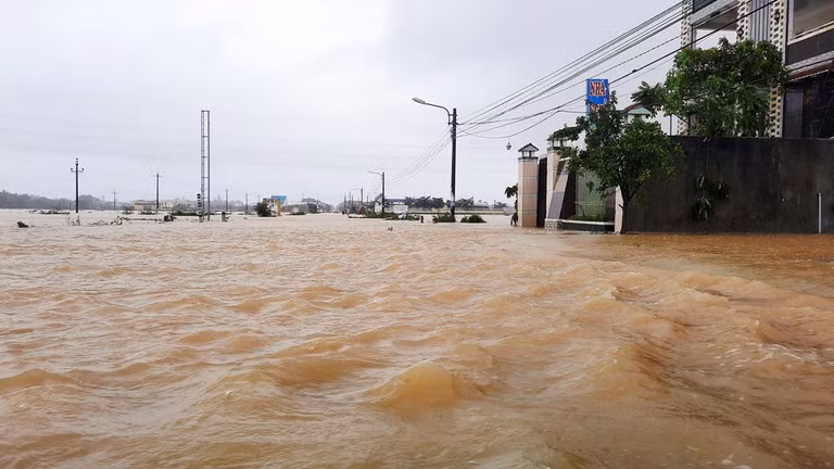 Tung tin giả về bão, lũ miền Trung gây hoang mang cho người dân là vi phạm pháp luật