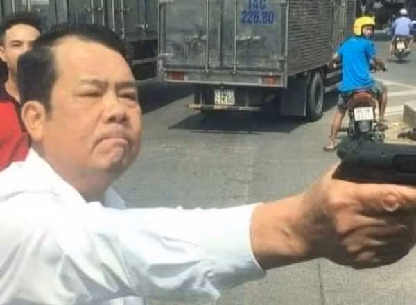 Ông Nguyễn Văn Sướng rút súng đe dọa lái xe do mâu thuẫn trên đường