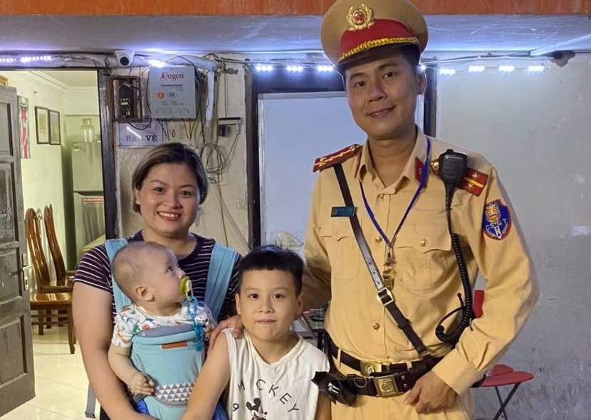 Đại úy Nguyễn Thế Quang đưa cháu Tâm về tận nhà trong niềm vui mừng của gia đình cháu