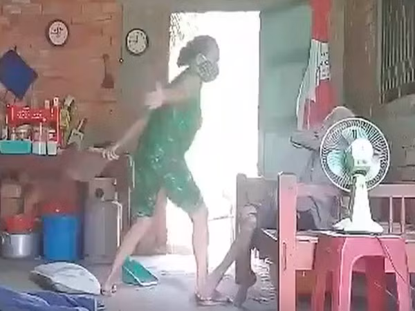 Hình ảnh Nguyễn Thị Hoa ngược đãi mẹ ruột của mình được cắt từ clip