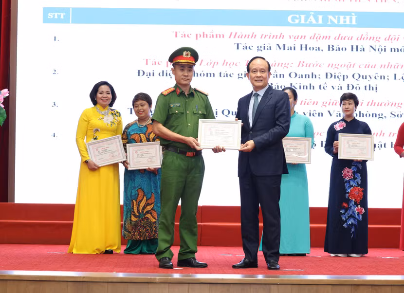 Trung tá Dương Hồng Nhật (CAQ Tây Hồ) - một cây bút không chuyên nhận giải thưởng bài viết về gương người tốt, việc tốt