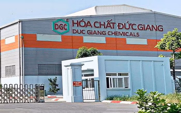 Hóa chất Đức Giang hiện đang có cơ cấu lãnh đạo bố làm Chủ tịch HĐQT, con làm Tổng giám đốc Hóa chất Đức Giang hiện đang có cơ cấu lãnh đạo bố làm Chủ tịch HĐQT, con làm Tổng giám đốc