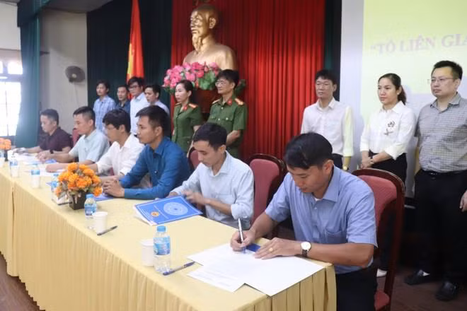 Đại diện lãnh đạo UBND 17 phường trên địa bàn quận Hà Đông ký cam kết thành lập "Tổ liên gia an toàn PCCC" Đại diện lãnh đạo UBND 17 phường trên địa bàn quận Hà Đông ký cam kết thành lập "Tổ liên gia an toàn PCCC"