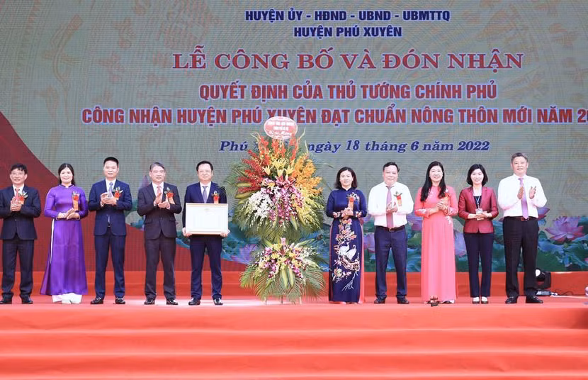 Các đồng chí lãnh đạo thành phố Hà Nội trao Quyết định của Thủ tướng Chính phủ và tặng hoa chúc mừng huyện Phú Xuyên đạt chuẩn nông thôn mới năm 2020 Các đồng chí lãnh đạo thành phố Hà Nội trao Quyết định của Thủ tướng Chính phủ và tặng hoa chúc mừng huyện Phú Xuyên đạt chuẩn nông thôn mới năm 2020