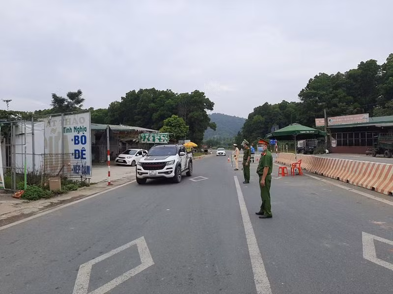 Công an Hà Nội luôn nêu cao tinh thần tiên phong trên tuyến đầu chống dịch bệnh