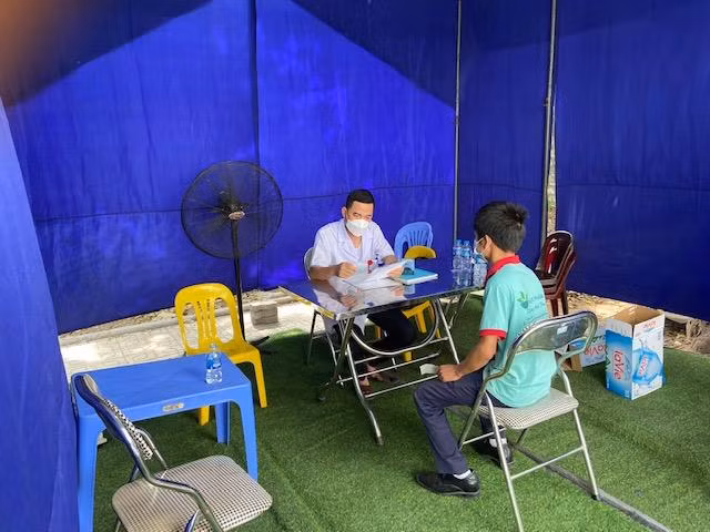 Nhân viên y tế phường Bạch Đằng đối chiếu thông tin công dân Nhân viên y tế phường Bạch Đằng đối chiếu thông tin công dân