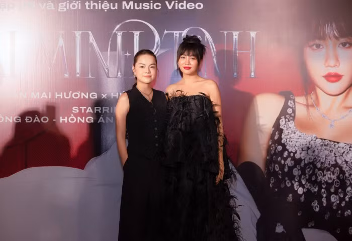"Bà mẹ 3 con" Phạm Quỳnh Anh trẻ trung đến chúc mừng đồng nghiệp