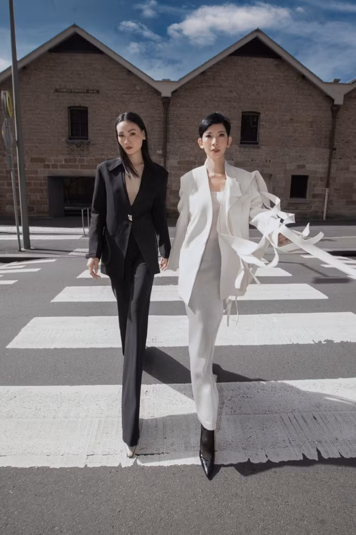 Giữa đường phố Sydney, thầy trò siêu mẫu Xuân Lan - Thuỳ Trang đã thể hiện tinh thần các mẫu thiết kế thời trang một cách tự do và thoải mái nhất