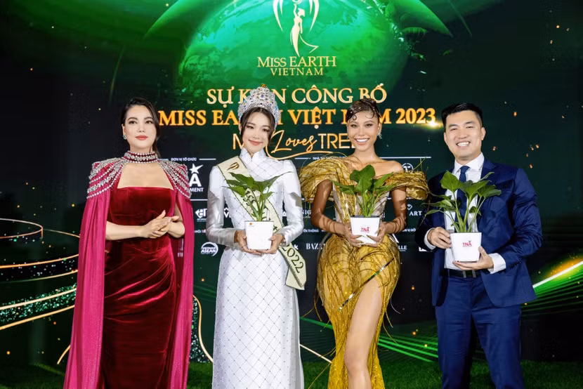 Các đại sứ đồng hành với chương trình gồm có Miss Earth 2022 - Mina Sue Choi, Miss Earth Việt Nam 2022 - Thạch Thu Thảo và ông Lê Anh - Giám đốc phát triển bền vững nhận cây tri ân từ bà Trương Ngọc Ánh Các đại sứ đồng hành với chương trình gồm có Miss Earth 2022 - Mina Sue Choi, Miss Earth Việt Nam 2022 - Thạch Thu Thảo và ông Lê Anh - Giám đốc phát triển bền vững nhận cây tri ân từ bà Trương Ngọc Ánh