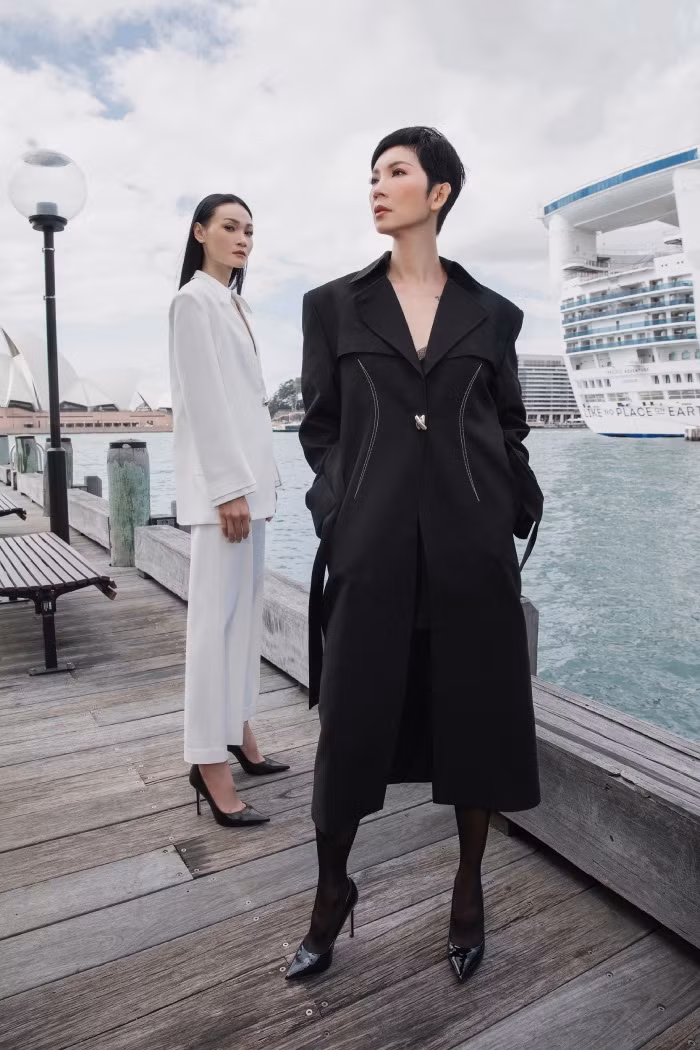 “Thuỳ Trang là học trò mà tôi yêu thương nhất. Trải qua rất nhiều khó khăn trong cuộc sống nhưng cô ấy vẫn bền bỉ yêu nghề và nỗ lực hết mình với nghề. Mỗi lần về nước, Trang luôn nhắn trước với tôi để hẹn gặp và hai thầy trò thường dành nhiều thời gian gặp gỡ, ăn uống, tâm sự với nhau. Tôi mừng cho Trang khi xác nhận sự nghiệp lâu dài tại Úc” - siêu mẫu Xuân Lan tiết lộ.