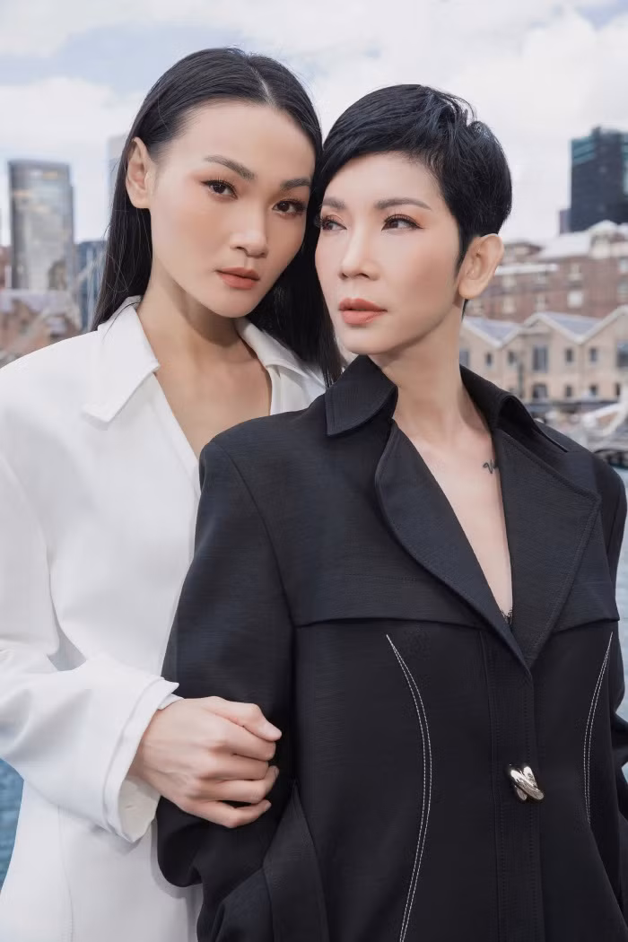 Hình tượng “trí tuệ nữ tính” được khai thác xuyên suốt bộ sưu tập thông qua sự kết hợp của những tỉ lệ đối nghịch. Vẫn là những mảng miếng về hình ảnh người phụ nữ, nhưng được soi chiếu dưới góc nhìn đa chiều hơn