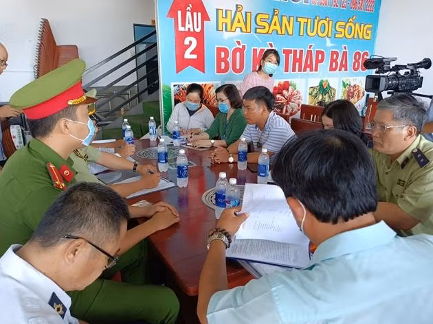 Cơ quan chức năng làm việc với chủ nhà hàng Hải sản Tháp Bà 86 ở Nha Trang Cơ quan chức năng làm việc với chủ nhà hàng Hải sản Tháp Bà 86 ở Nha Trang
