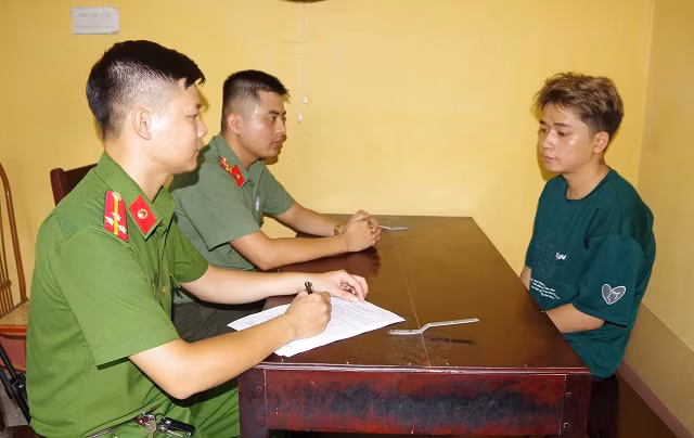 Cơ quan Công an ghi lời khai của đối tượng Nam