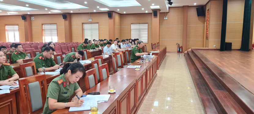 Ban chỉ huy CAQ cùng đại diện lãnh đạo UBND, Công an các phường và chỉ huy đội nghiệp vụ CAQ Hoàng Mai dự hội nghị