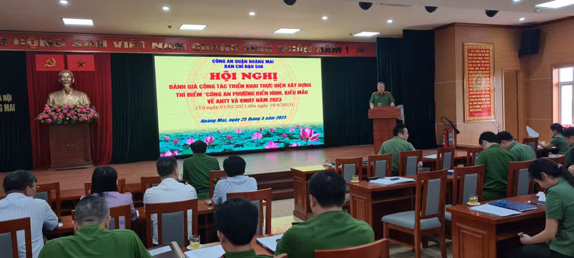 Đại tá Nguyễn Đình Chiến - Trưởng Công an quận Hoàng Mai, Trưởng BCĐ 556 phát biểu chỉ đạo tại hội nghị