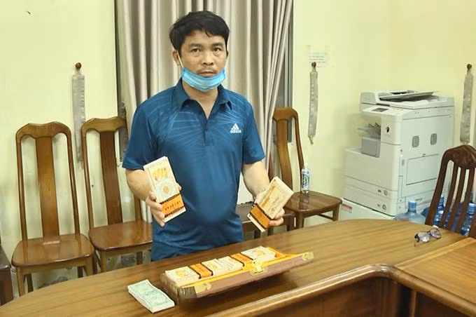Lê Văn Tiến và số tiền tang vật "mệnh giá 1 triệu USD" bị công an thu giữ Lê Văn Tiến và số tiền tang vật "mệnh giá 1 triệu USD" bị công an thu giữ