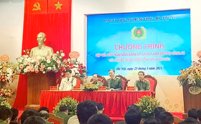 Bộ trưởng Tô Lâm, Thứ trưởng Nguyễn Văn Thành, Thiếu tướng Nguyễn Ngọc Toàn và Trung tá Đồng Đức Vũ đối thoại với các đoàn viên thanh niên.