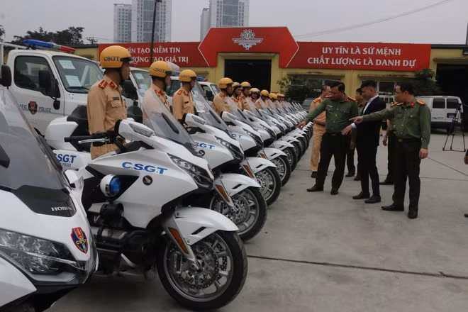 Đại tá Nguyễn Tiến Đạt - Phó Giám đốc CATP Hà Nội cùng chỉ huy các phòng chức năng kiểm tra phương tiện, thiết bị kỹ thuật nghiệp vụ trước khi bàn giao cho lực lượng CSGT CATP