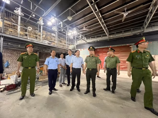 Trung tướng Nguyễn Thanh Tùng - Giám đốc CATP trực tiếp kiểm tra hoạt động sản xuất, kinh doanh tại xã La Phù, huyện Hoài Đức (cũ) Trung tướng Nguyễn Thanh Tùng - Giám đốc CATP trực tiếp kiểm tra hoạt động sản xuất, kinh doanh tại xã La Phù, huyện Hoài Đức (cũ)