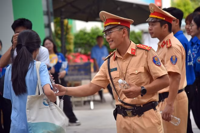 Lực lượng CSGT CATP Hà Nội phát nước uống miễn phí cho thí sinh trong Kỳ thi lớp 10 THPT công lập năm học 2025 - 2026