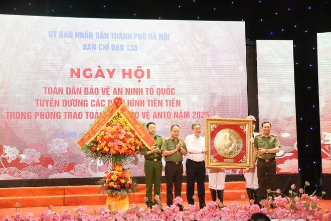 Tại Lễ kỷ niệm Ngày hội toàn dân bảo vệ an ninh Tổ quốc cấp thành phố, tuyên dương các điển hình tiên tiến (tổ chức ngày 02/7/2025), lãnh đạo Bộ Công an chúc mừng Ban Chỉ đạo 138 TP Hà Nội