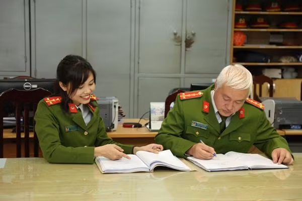 Đại úy Nguyễn Thị Ngọc Thương trao đổi nghiệp vụ cùng anh em trong đội