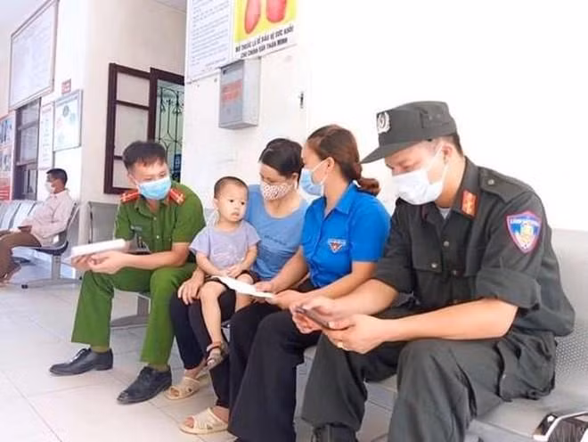Hai chiến sĩ Công an hiến máu cứu 2 em bé giữa tâm dịch Bắc Giang được Bộ trưởng Bộ Y tế khen ngợi