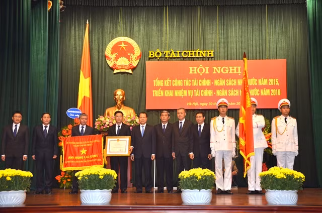 Tập thể Lãnh đạo Cục Thuế TP Hà Nội nhận danh hiệu Anh hùng Lao động