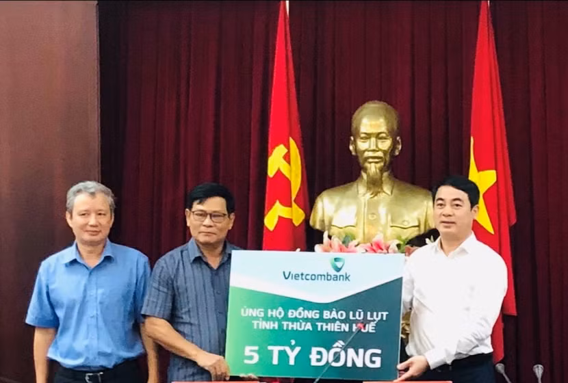 Thay mặt Vietcombank, ông Nghiêm Xuân Thành đã trao tặng nhân dân Thừa Thiên Huế số tiền 5 tỷ đồng
