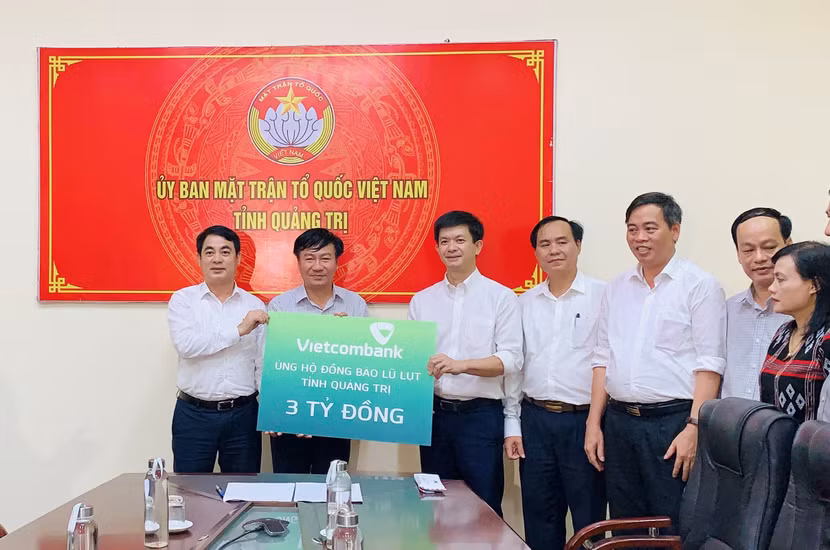 Vietcombank trao tặng nhân dân các tỉnh Quảng Bình, Quảng Trị mỗi tỉnh 3 tỷ đồng