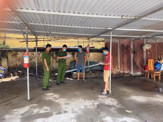 CAP Vĩnh Phúc nhắc nhở, hướng dẫn nhân viên tại khu vực số 2-4 phố Đội Nhân quy định đảm bảo ANTT