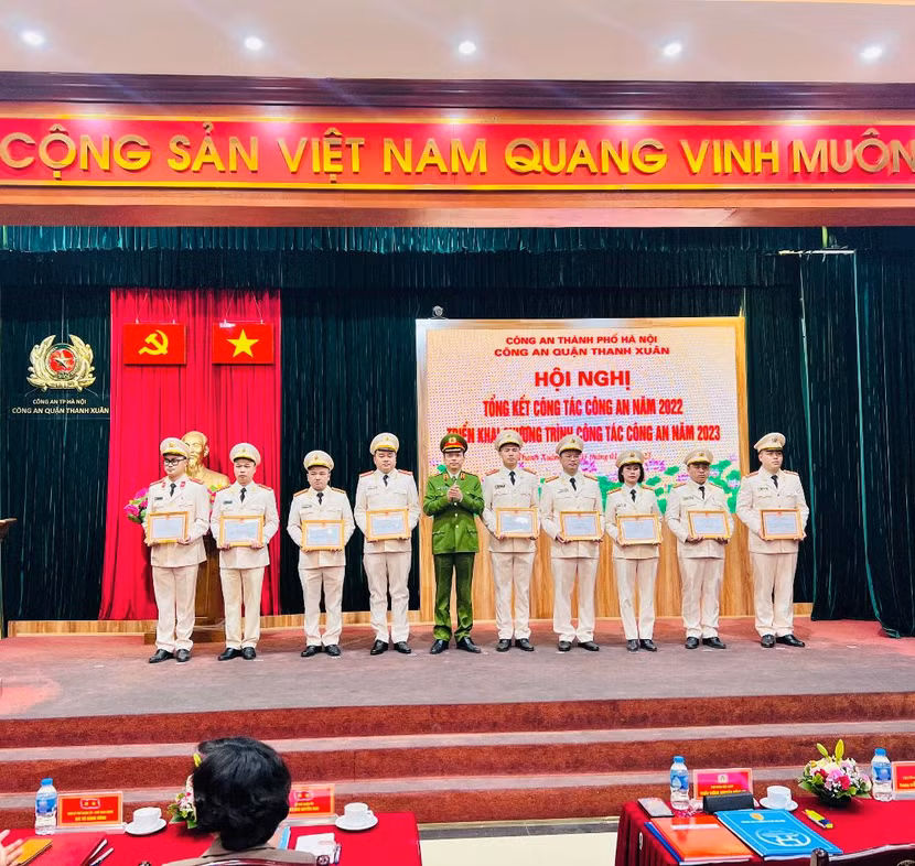 Thiếu tướng Nguyễn Hồng Ky - Phó Giám đốc CATP trao quyết định khen thưởng cho các tập thể, cá nhân của CAQ Thanh Xuân lập thành tích xuất sắc