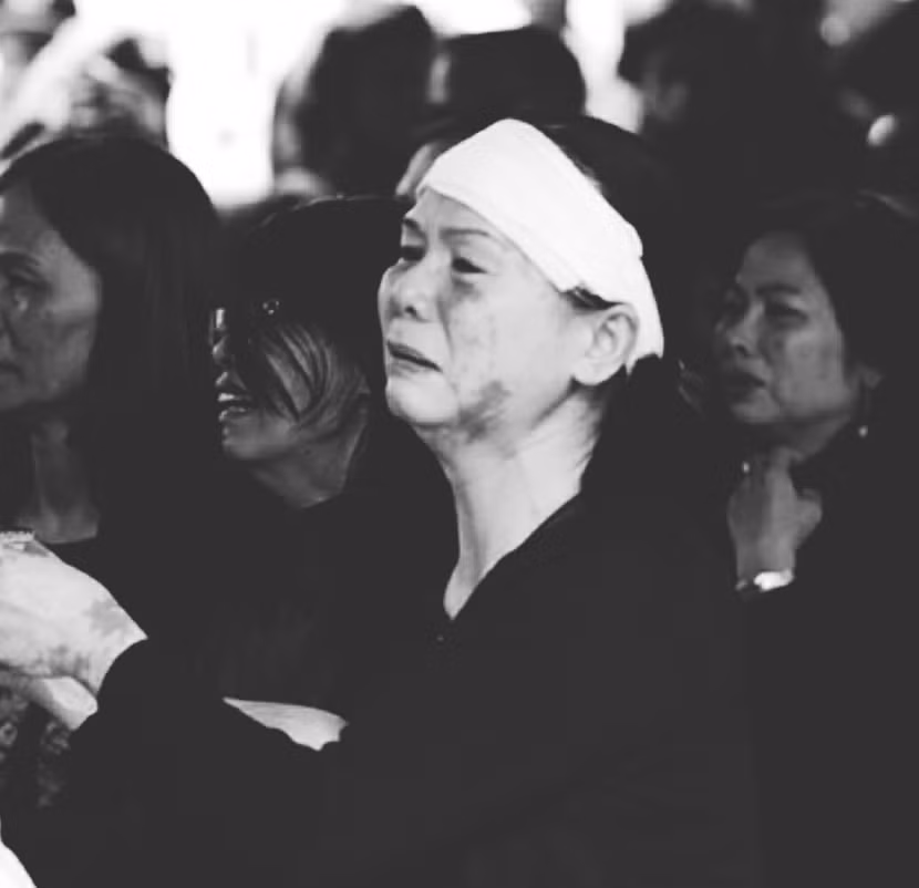 Mẹ Bích đã không còn nước mắt trong giờ phút tiễn đưa người con hiếu thảo của mình về nơi rất xa