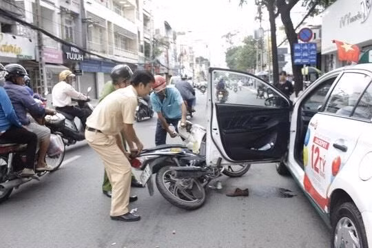 Mở cửa xe ô tô bất cẩn rất dễn gây tai nạn cho người đi đường (ảnh minh họa)